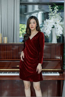 เดรสผ้ากำมะหยี่ไคว้หน้าสีแดง