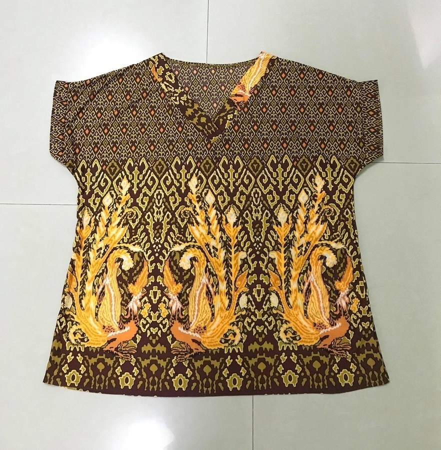 เสื้อแฟชั่นคอวีลายกราฟฟิคสีโทนน้ำตาล