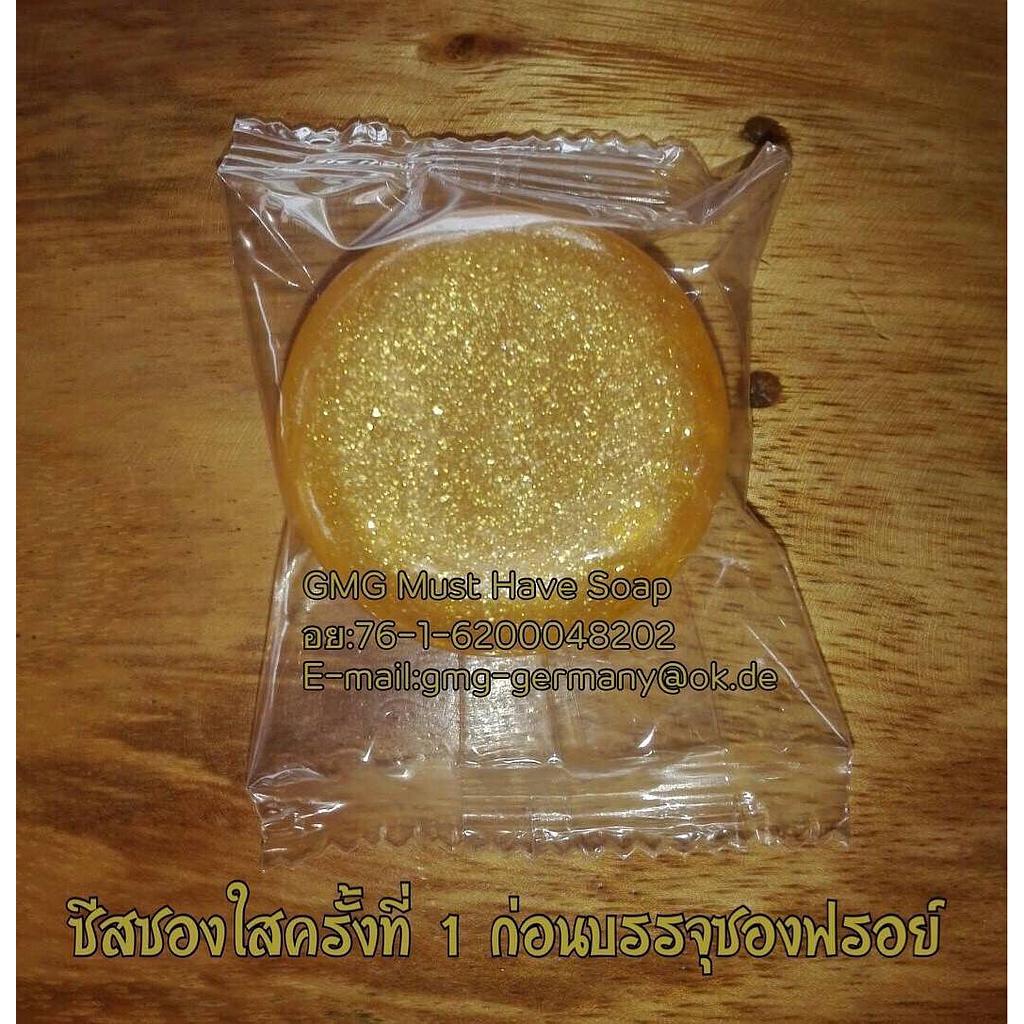 จีเอ็มจี มัส แฮป โซป
GMG Must Have Soap

สบู่ทำความสะอาด/ผิวหน้า/ผิวกาย/ล้างออก

สรรพคุณ/Benefit : 
อุดมไปด้วยสารสกัดจากธรรมชาติเช่นทองคำ ว่านหางจระเข้ น้ำผึ้งและอาร์บูติน ช่วยเพิ่มความกระจ่างใสให้กับผิว ช่วยลดเลือนริ้วรอยให้ตื้นขึ้น ช่วยลดสิว ฝ้า กระและจุดด่างดำให้จางลงได้ ช่วยผลัดเซลล์ผิวที่เสื่อมสภาพ ให้หลุดออกอย่างอ่อนโยน ทำให้ผิวสดใส เปล่งปลั่ง นุ่ม ชุ่มชื้น มีชีวิตชีวา ดูอ่อนเยาว์