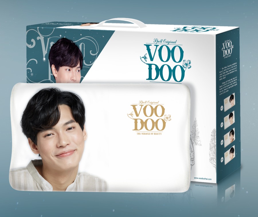 Voodoo Memoryfoam Pillow หมอนโฟมเมมโมรี่ ทำจากวัสดุโพลียูรีเทน ซึ่งมีคุณสมบัติ viscoelastic และสามารถเปลี่ยนรูปโดยอัตโนมัติเมื่อมีการ
เปลี่ยนตำแหน่งของศีรษะ และต้นคอโดยเฉพาะ ยังสามารถยึดศรีษะ ป้องกันไม่ให้ศีรษะลื่นไถลและทำให้เกิด &quot;หมอนล้ม&quot; ได้อีกด้วย (Win Collection)