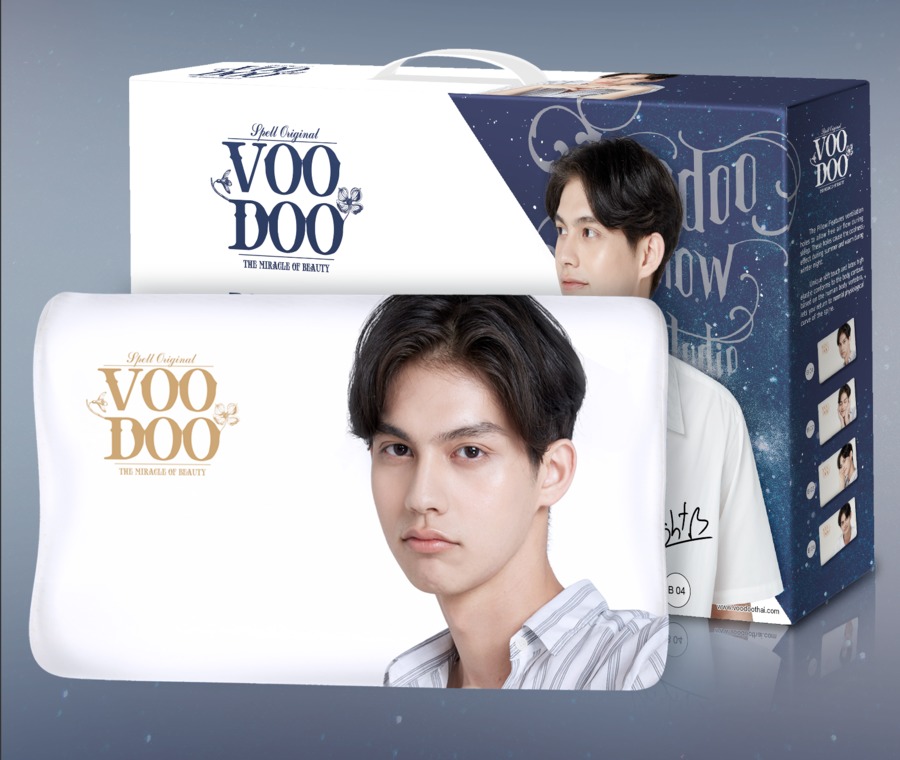 Voodoo Memoryfoam Pillow หมอนโฟมเมมโมรี่ ทำจากวัสดุโพลียูรีเทน ซึ่งมีคุณสมบัติ viscoelastic และสามารถเปลี่ยนรูปโดยอัตโนมัติเมื่อมีการ
เปลี่ยนตำแหน่งของศีรษะ และต้นคอโดยเฉพาะ ยังสามารถยึดศรีษะ ป้องกันไม่ให้ศีรษะลื่นไถลและทำให้เกิด &quot;หมอนล้ม&quot; ได้อีกด้วย (Bright Collection)