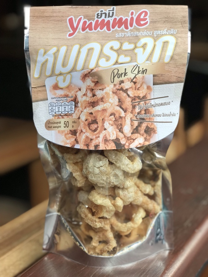 หมูกระจกแบรนด์ ยำมี่ ( Yummie ) รสชาติกลมกล่อม สูตรดั่งเดิม ใชน้ำมันใหม่ทอดเสมอ กรอบนาน กลิ่นหอม ไม่อมน้ำมัน