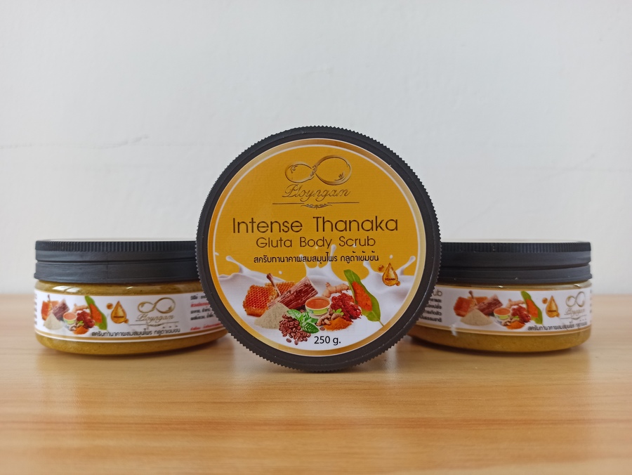 สครับทานาคาผสมสมุนไพร กลูต้าเข้มข้น ช่วยพลัดเซลล์ผิวที่ตายแล้วให้หลุดออก เผยผิวใหม่ให้ขาวเนียนยิ่งขึ้น ด้วยสารสกัดจากทานาคาและสมุนไพรนานาชนิด ทำให้ผิวพรรณเราดูสดใส เนียนนุ่ม ขาวกระจ่างใส เรียบเนียน ผิวชุ่มชื่นเปล่งปลั่งมีออร่า ช่วยขจัด กระ ริ้วรอย เหี่ยวย่น แผลเป็น ขาหนีบดำ ตุ่มหนังไก่ ข้อศอกด้าน ลดการเกิดสิว เผยผิวใหม่กระจ่างใส ภายใน 7-14 วัน อย่างเป็นธรรมชาติ