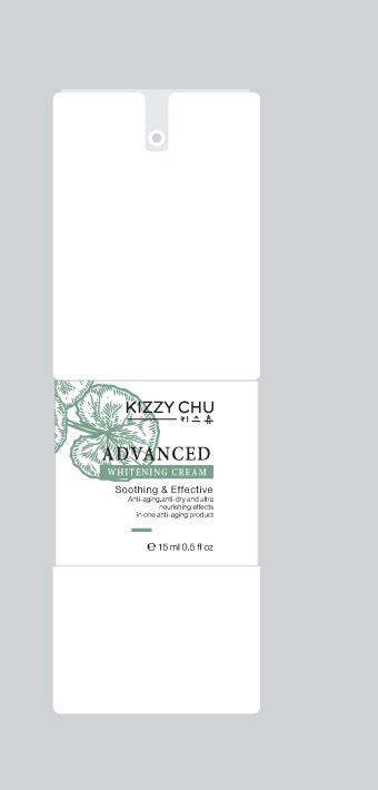   KIZZY CHU ADVANCED WHITENING CREAM 
ครีมเนื้อเข้มข้น แต่ซึมซาบได้อย่างอ่อนโยนและรวดเร็ว ด้วยคุณค่าจากสารสกัดจากกุหลาบสีดำสายพันธุ์ตุรกีที่มีเอกลักษณ์เฉพาะตัว ช่วยให้ผิวแลดูกระชับ เรียบเนียน แลดูเต่งตึง และสารสกัดดอกคาร์มีเลีย อโวคาโด้ออยล์ โรสฮิปออยล์ ซึ่งเป็นสารสกัดที่หายากและราคาสูง ช่วยบำรุงผิวหน้าให้นุ่ม ผิวหน้าแลดูชุ่มชื้น เนียนนุ่ม เต่งตึง แลดูกระจ่างใสอย่างเป็นธรรมชาติ สารสกัดซิการ์จากใบบัวบก มีคุณสมบัติช่วยลดโอกาสในการเกิดสิว และช่วยดูแลบาลานซ์ของความมันบนผิวหน้า พร้อมฟื้นฟูผิวให้มีสุขภาพดี ไม่เหนียวเหนอะหนะ สามารถใช้เป็นประจำได้ได้เช้า-เย็น เหมาะกับทุกสภาพผิว