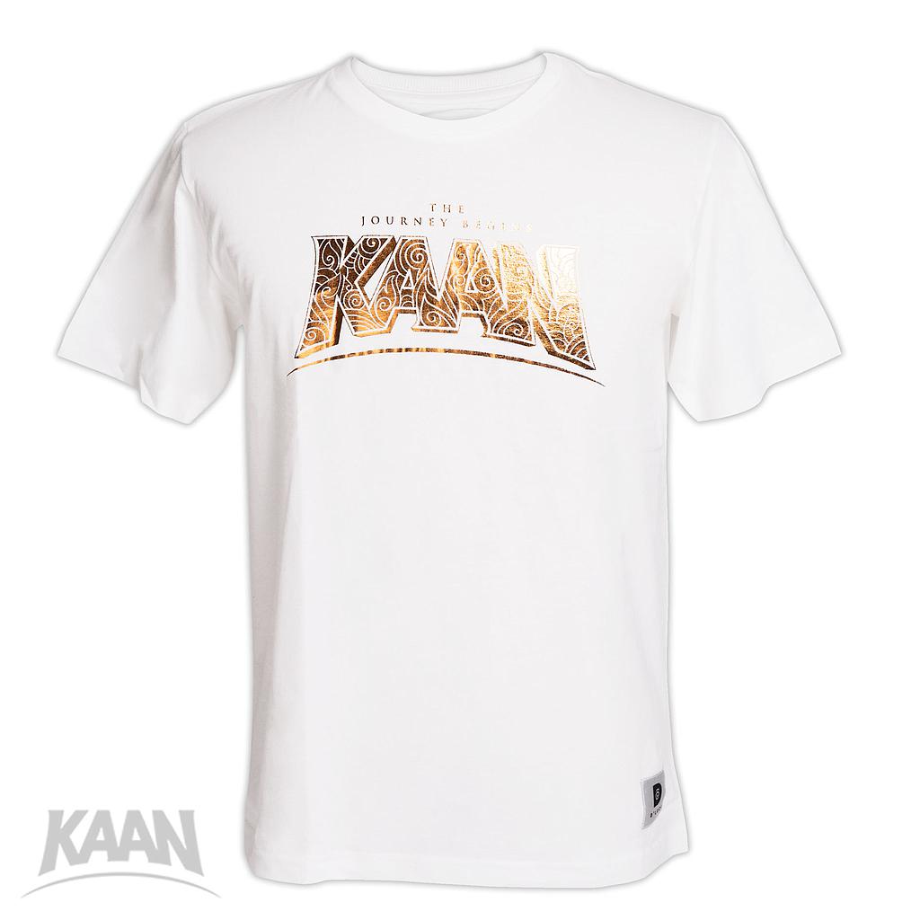 “เสื้อยืด ในความทรงจำตลอด KAAN ”  คุณรู้ไหมว่า KAAN หมายถึงอะไร?  KAAN หมายถึง วีรบุรุษ ในภาษาตุรกี  KAAN หมายถึง ความสมดุล ในภาษาไทย  แต่จากนี้ไป... เราอยากให้ KAAN หมายถึง ความทรงจำดีๆ  ที่คุณมีความสุขทุกทีที่ได้คิดถึง   (เสื้อยืดสีขาว สกรีน KAAN สีทอง ไซส์ S)