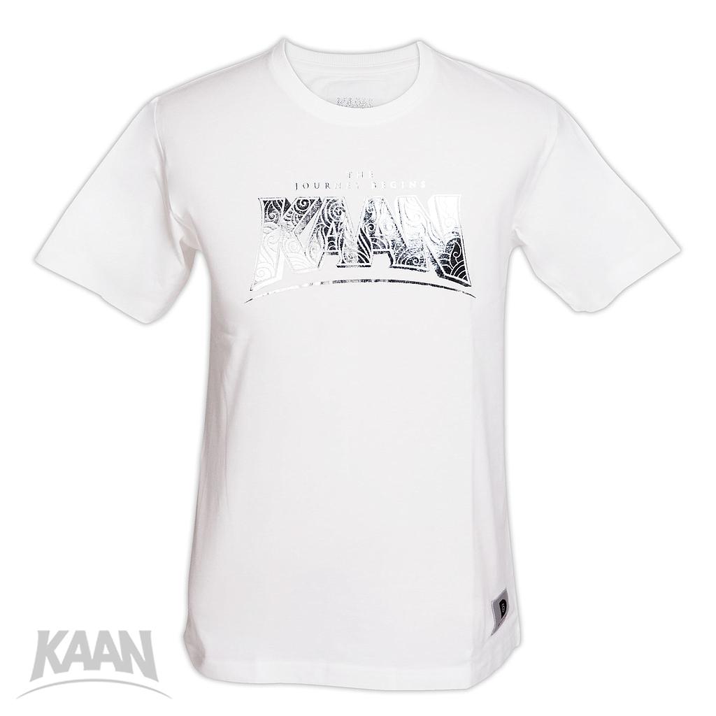 “เสื้อยืด ในความทรงจำตลอด KAAN ”  คุณรู้ไหมว่า KAAN หมายถึงอะไร?  KAAN หมายถึง วีรบุรุษ ในภาษาตุรกี  KAAN หมายถึง ความสมดุล ในภาษาไทย  แต่จากนี้ไป... เราอยากให้ KAAN หมายถึง ความทรงจำดีๆ  ที่คุณมีความสุขทุกทีที่ได้คิดถึง   (เสื้อยืดสีขาว สกรีน KAAN  สีเงิน ไซส์ M)