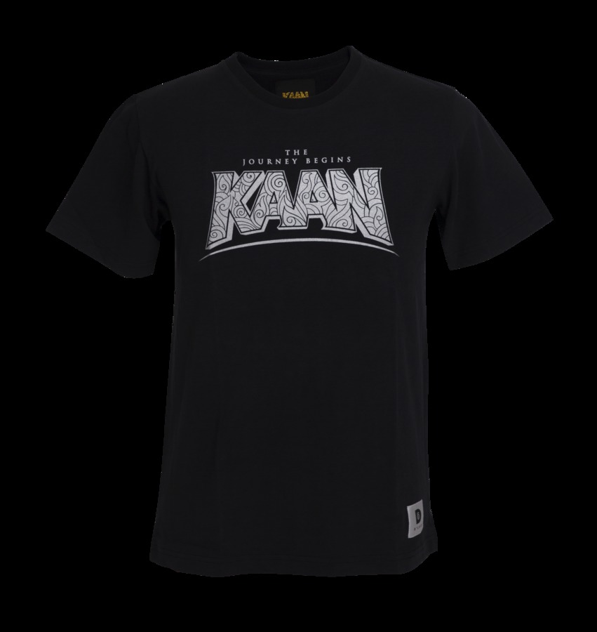 “เสื้อยืด ในความทรงจำตลอด KAAN ”  คุณรู้ไหมว่า KAAN หมายถึงอะไร?  KAAN หมายถึง วีรบุรุษ ในภาษาตุรกี  KAAN หมายถึง ความสมดุล ในภาษาไทย  แต่จากนี้ไป... เราอยากให้ KAAN หมายถึง ความทรงจำดีๆ  ที่คุณมีความสุขทุกทีที่ได้คิดถึง   (เสื้อยืด สกรีน KAAN สีเงิน ไซส์ L)