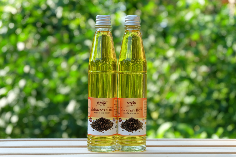 Sesame Oil น้ำมันงาแบบสกัดเย็น
ต่างจากน้ำมันงาธรรมดาที่ใช้ทำกับข้าวตรงไหน ก็ตรงที่คุณค่ามันอยู่ครบถ้วนในปริมาณที่มากกว่าค่ะ (เหมือนน้ำมันมะพร้าวสกัดเย็น น้ำมันรำข้าวและน้ำมันอื่นๆ) และกลิ่นเจือจางกว่าน้ำมันงาแบบที่ใช้ทำกับข้าวเยอะค่ะ

น้ำมันงาดำอุดมไปด้วยวิตามิน และไม่ผ่านกระบวนการทางเคมี ซึ่งจะทำให้คุณค่าและประโยชน์ต่าง ๆ ยังคงอยู่อย่างครบถัวน มีกลิ่นหอมเฉพาะตัวตามธรรมชาติ อุดมไปด้วยวิตามินต่าง ๆ มากมาย เหมาะสำหรับใช้ทาหรือนวดแก้ปวดเมื่อยตามข้อ ปวดกระดูก อัมพฤกษ์ อัมพาต และยังสามารถนำมาใช้นวดหน้าได้อีกด้วย สารที่ได้จากน้ำมันงาดำเป็นสารต้านอนุมูลอิสระ ช่วยบำรุงกล้ามเนื้อ ทำให้ไม่เหี่ยวย่นและดูอ่อนเยาว์ ลดความหยาบกร้านของผิวหนังได้เป็นอย่างดี สามารถใช้หมักผม ทำให้ผมมีน้ำหนักเป็นเงางามอย่างเป็นธรรมชาติ

ใช้รับประทานได้ และ พร้อมทั้งใช้บำรุงผิว ใช้เช็ดหน้าเพื่อทำความสะอาด เครื่องสำอางค์
ใช้ลูบไล้เส้นผมให้เงางาม นุ่มสลวย

ด้วยคุณสมบัติพิเศษ จากการสกัดน้ำมันงา ที่ผ่านกระบวนการบีบ โดยไม่ผ่านความร้อน ( Cold-pressed Sesame Oil ) ไม่ผ่านกระบวนการทางเคมี ( Virgin Oil )
ทำให้ได้น้ำมันงาบริสุทธิ์ มีวิตามินอี บริสุทธิ์ ช่วยต่อต้านอนุมูลอิสระ ซึ่งเกิดจากมลพิษในสิ่งแวดล้อม มากยิ่งขึ้น

ด้วยอนุภาคขนาดโมเลกุลที่เล็ก จึงทำให้ถูกดูดซึมเข้าไปในร่างกายได้ง่าย ทำให้ผิวอ่อนนุ่ม ไม่เหนียวเนอะหนะ เส้นผมจะสลวย ดกดำ เป็นเงางาม
วิตามินอี ในน้ำมันงาจะช่วยลดปริมาณการสูญเสียโปรตีนของเส้นผม