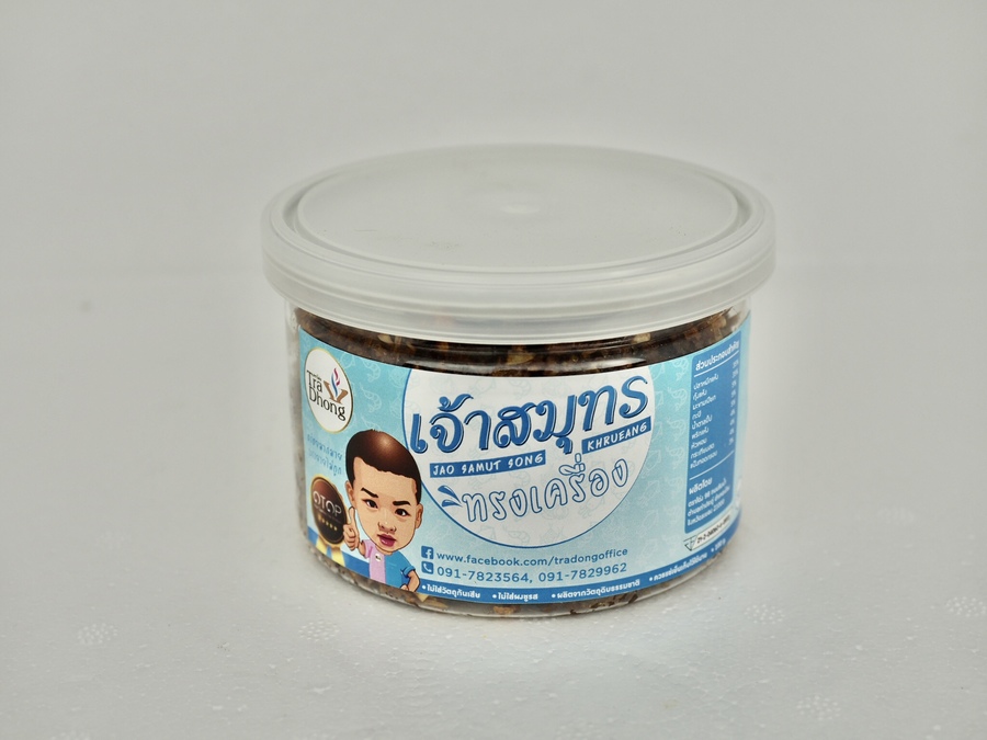 ผลิตจากวัตถุดิบทางทะเลย ปลาทะเล หมึก กุ้ง ผสมผสานกับเครื่องเทศ หอมเจียว กระเทียมเจียว พริกป่น คลุกเคล้ากับซอสสูตรพิเศษฉบับตราโด่ง เหมาะสำหรับทานเล่นเป็นกับแกล้ม หรือทานคู่กับข้าวสวย