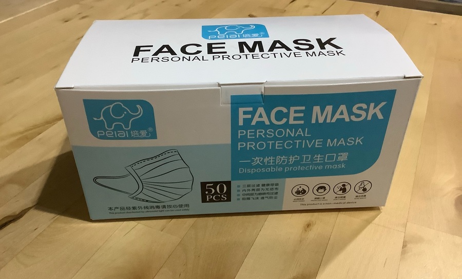 หน้ากากอนามัยประเภท Surgical Mask ผลิตด้วยผ้าประเภทไม่ถักทอ (Non-Woven Fabric) จำนวน 3 ชั้น พร้อมด้วยสายคล้องหูแบบยืดหยุ่น 2 ข้าง ขนาด 17x9 ซม. มาตรฐาน GB/T32610-2016