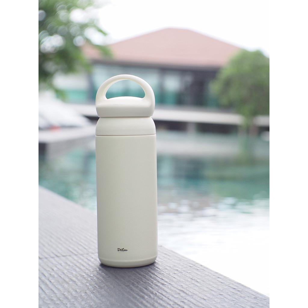 กระติกน้ำ สีขาว
ทำจาก สแตนเลส (SUS304) 

วิธีใช้
ใช้สำหรับใส่เครื่องดื่มทั้งแบบร้อนและเย็น  เก็บความร้อนที่อุณหภูมิ 69 องศา  เก็บความเย็นที่อุณหภูมิ 7 องศา   

ข้อแนะนำ
กระบอกน้ำถูกออกแบบให้มีรูปร่างโค้งมน เพื่อให้ใกล้เคียงกับการดื่มน้ำจากแก้ว อีกทั้งยังดื่มน้ำได้แบบ 360 องศาจากทุกๆด้านโดยที่น้ำแข็งไม่หกจากแก้ว เพื่อให้ได้รับประสบการณ์ที่ดีที่สุดในการดื่มทั้งร้อนและเย็น