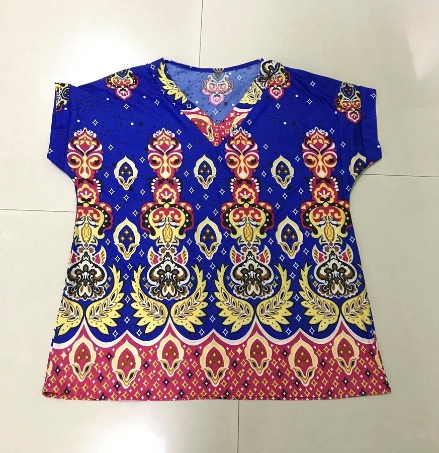 เสื้อแฟชั่นคอวีลายกราฟฟิคสีโทนน้ำเงิน
