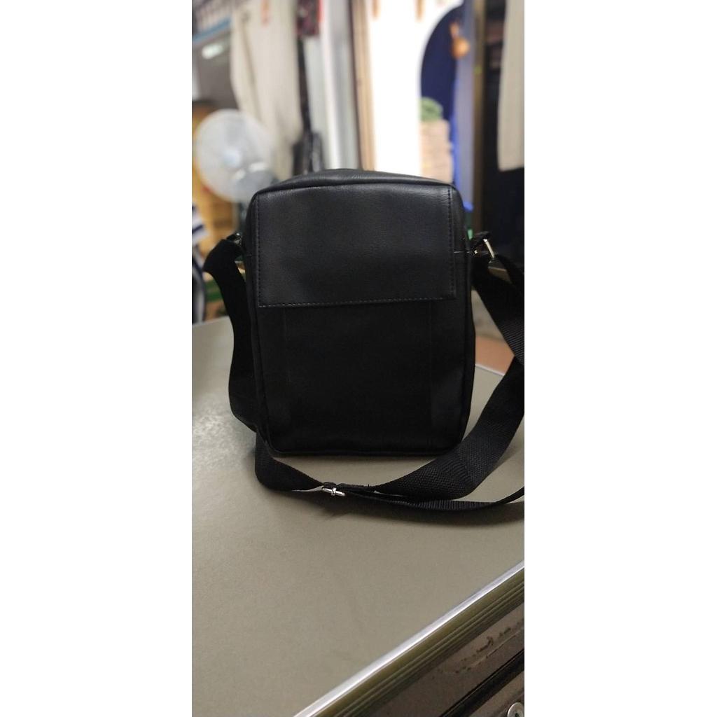กระเป๋าสะพายมีฝาปิดช่องหน้า   สีดำ
