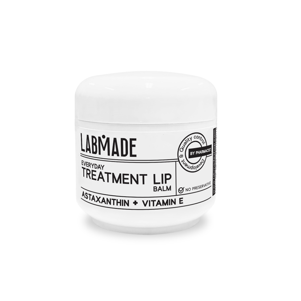 LABMADE EVERRYDAY TREAMENT LIP BALM
แลบเมด เอเวอรี่เดย์ ทรีทเมนท์ ลิป บาล์ม
บาล์มบำรุงผิวริมฝีปากสูตรพิเศษ อุดมด้วยคุณค่าของ ASTAXANTHIN ซึ่งมีคุณสมบัติ
ในการเป็น ANTIOXIDANT ที่มีประสิทธิภาพสูง และในงานวิจัยพบว่า ASTAXANTHIN
ยังมีฤทธิ์ในการต้านการอักเสบได้ดีอีกด้วย ผสานด้วยคุณค่าของ VITAMIN E ซึ่งมีคุณสมบัติ 
ในการเป็น ANTIOXIDANT เช่นเดียวกัน โดยสารทั้งสองจะช่วยจัดการกับอนุมูลอิสระ 
ซึ่งเป็นสาเหตุในการเกิดริมฝีปากคล้ำ แห้ง เป็นรอยร่องลึก เป็นต้น อีกทั้ง VITAMIN E 
ยังช่วยเติมความชุ่มชื้นให้ผิวได้ดีอีกด้วย ผิวริมฝีปากของคุณจึงดูสุขภาพดี บาล์มนี้ไม่มี
สารกันเสียจึงค่อนข้างปลอดภัย เหมาะสำหรับผู้ที่มีปัญหาริมฝีปากคล้ำ แห้งเป็นขุย เป็น
รอยร่องลึก หรือผู้ที่แต่งหน้าและทาลิปสติกบ่อยก็ควรใช้บาล์มนี้เป็นประจำ