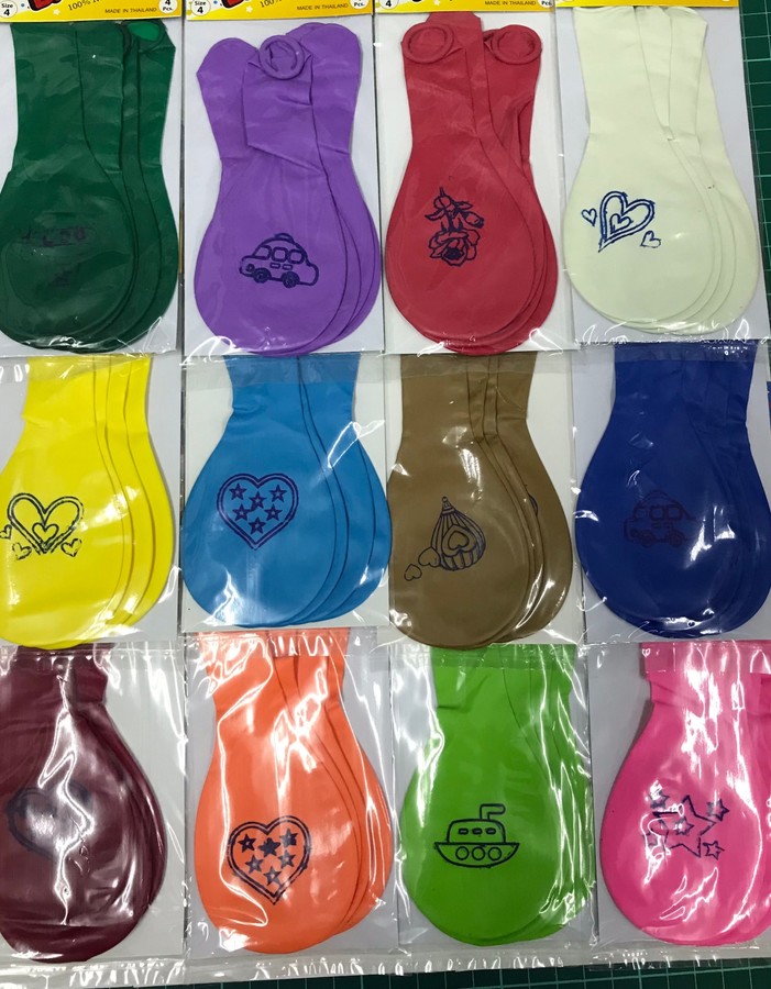 ลูกโป่งในแพ็คเก็ต 4  ชิ้น พร้อมหัว 12 แพ็คเก็ตบนหน้าจอแขวน