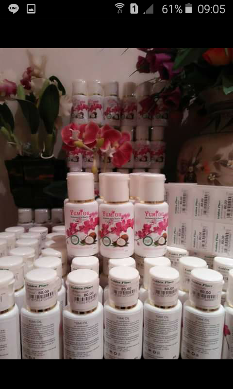 Yumioil  ยูมิออยล์ถนอมผิว สกัดจากสมุนไพรธรรมชาติ  เป็นภูมิปัญญาของชาวบ้านโดยแท้  ปราศจากการปรุงแต่งสี กลิ่น แอลกอฮอล์  ตลอดจนสารปนเปื้อนใดๆ  และไม่ต้องกังวลว่า จะทิ้งสารตกค้างให้กับผิวหรือไม่ ผ่านมาตรฐาน อย. มั่นใจได้ในความปลอดภัย   เพื่อผิวพรรณนวลเนียน กระจ่างใส คงความชุ่มชื้นยาวนาน แลดูอ่อนเยาว์ ช่วยบำรุง ลดเลือนริ้วรอยรอบดวงตา ใบหน้าตึง กระชับ บำรุงเส้นผม หนังศีรษะลอกแห้ง ผิวหน้า ผิวกาย ฝ่ามือ ฝ่าเท้า ที่แตกแห้งกร้าน ลอกเป็นขุย ผิวแตกลาย ช่วยบำรุงผิวทารก ให้นุ่มน่าสัมผัส ได้ผลเป็นที่น่าพอใจ  ใช้ได้ตั้งแต่เด็กทารกจนถึงผู้ใหญ่ ทุกเพศทุกวัย  