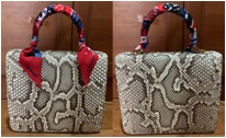 กระเป๋าถือหนังงู พร้อมพันผ้าพันหู
รุ่น SQUARE F (REGULAR) GRAPHIC NATURAL PYTHON + LONDON TWILLY