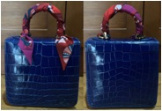 กระเป๋าถือหนังจระเข้แก้วเงา พร้อมพันผ้าพันหู
รุ่น BABY SQUARE F ROYAL BLUE GLOSSY CROCO + SEA RED TWILLY