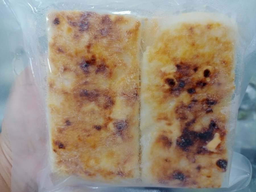 ลูกชิ้นปลาย่าง ยากิคามาโบโกะ รสชีส เนื้อปลาบดนำมาปรุงรส ขึ้นรูปเป็นชิ้นสี่เหลี่ยม และทำให้สุกโดยการนึ่งด้วยไอน้ำแล้วนำไปย่างไฟ เพื่อทำให้ผิวหน้าไหม้ เพิ่มสีสันให้ดูน่ารับประทานมากยิ่งขึ้น