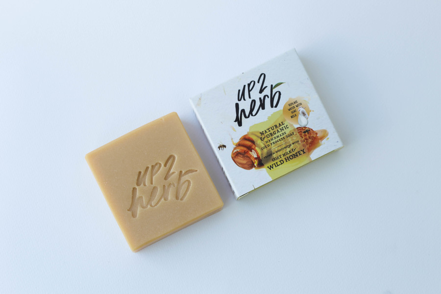 สบู่น้ำมันธรรมชาติทำมือ อัพทูเฮิร์บ โกส มิลค์ ไวลด์ ฮันนี่
ใช้ทำความสะอาดผิวหน้าและผิวกาย 