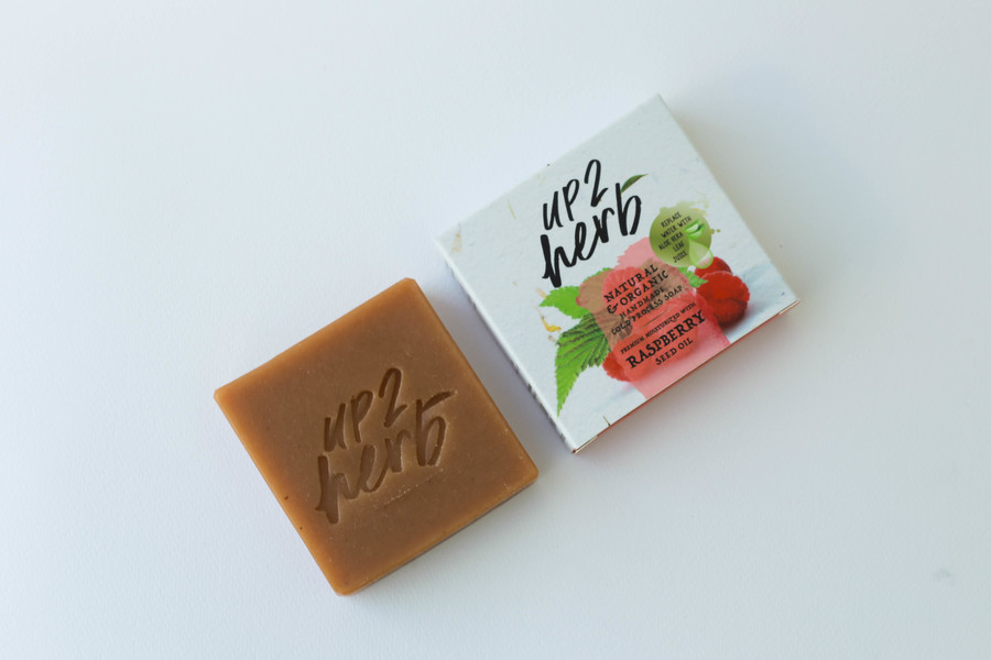 สบู่น้ำมันธรรมชาติทำมือ อัพทูเฮิร์บ ราสเบอร์รี่
ใช้ทำความสะอาดผิวหน้าและผิวกาย