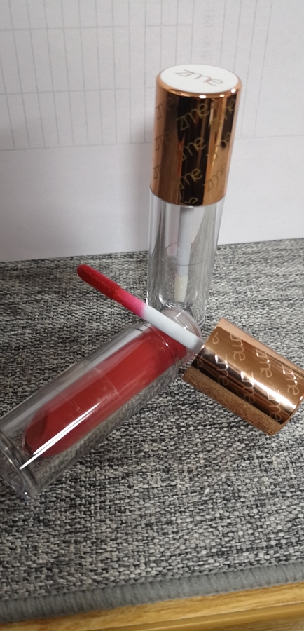 พลัม แอนด์ ชายน์ ลิป กลอส
สี Candy