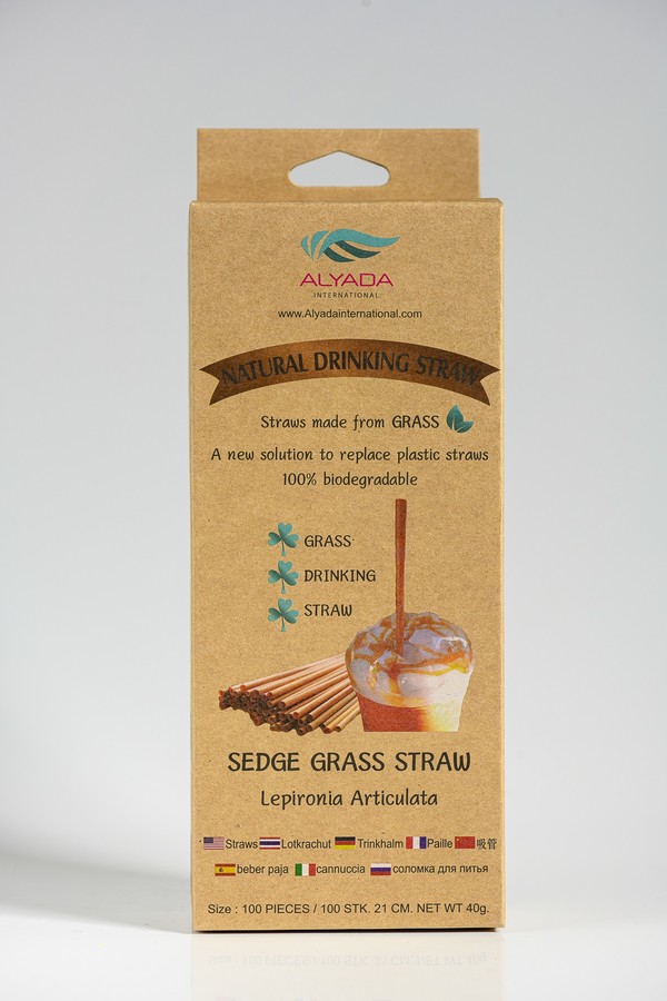 หลอดหญ้าธรรมชาติ 100 % หลอดดูดน้ำที่ไม่มีสารเคมีใดๆ หลอดที่สร้างจากวัสดุธรรมชาติ ทำจากหญ้ากกสีเทาที่ขึ้นตามธรรมชาติ ซึ่งได้ผ่านกระบวนการทำความสะอาดอย่างพิถีพิถัน สามารถทนกับน้ำร้อนและอยู่ในน้ำเย็นได้นานกว่าหลอดกระดาษ งดการใช้หลอดพลาสติก และยังกลับมาช่วยกันใส่ใจสิ่งแวดล้อมมากขึ้น 