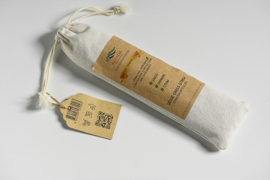 หลอดหญ้าธรรมชาติ 100 % หลอดดูดน้ำที่ไม่มีสารเคมีใดๆ หลอดที่สร้างจากวัสดุธรรมชาติ ทำจากหญ้ากกสีเทาที่ขึ้นตามธรรมชาติ ซึ่งได้ผ่านกระบวนการทำความสะอาดอย่างพิถีพิถัน สามารถทนกับน้ำร้อนและอยู่ในน้ำเย็นได้นานกว่าหลอดกระดาษ งดการใช้หลอดพลาสติก และยังกลับมาช่วยกันใส่ใจสิ่งแวดล้อมมากขึ้น 