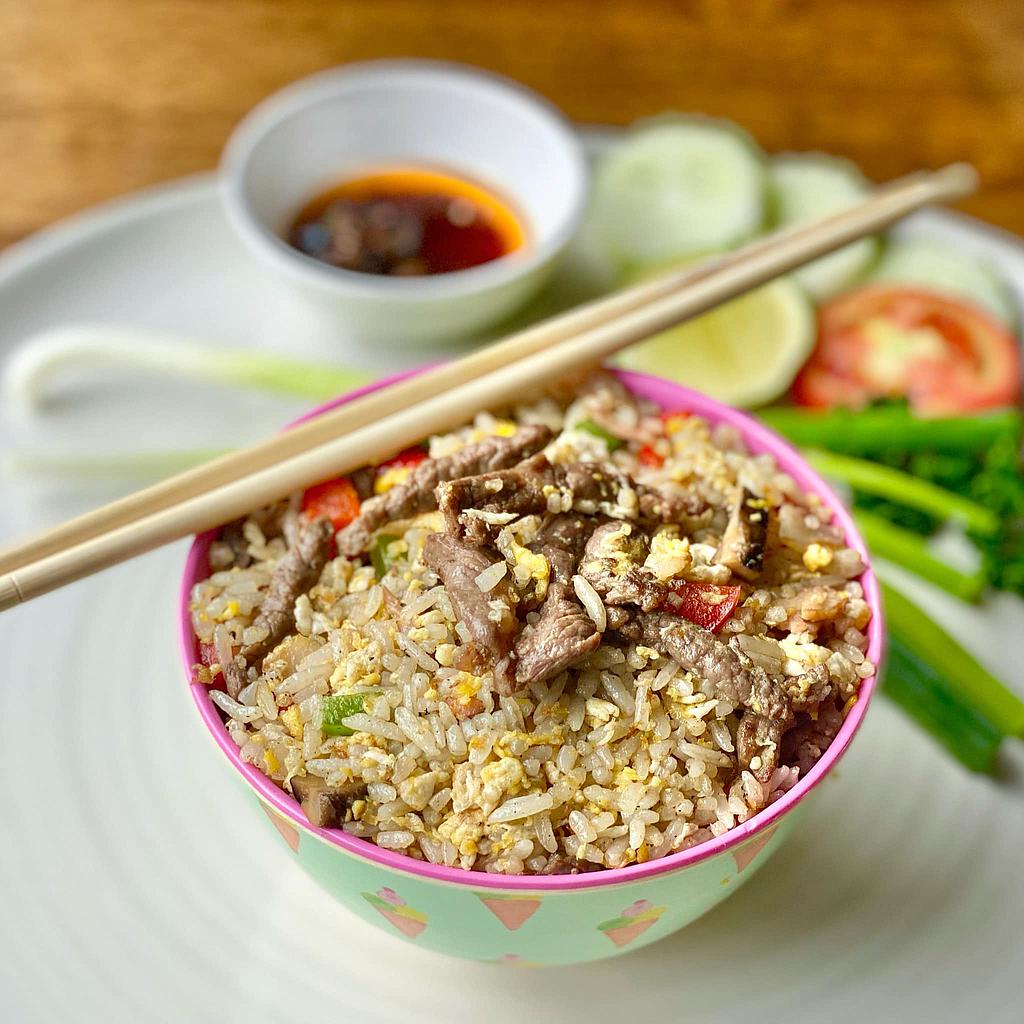 ข้าวผัดไข่ซอสกังเปาราดผัดเปรี้ยวหวานอกไก่ทอด (ตราเชฟ ทู เท-เบิล)