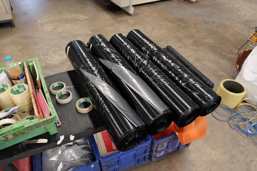 ดำเงิน 1.20x400m. 60 รูสลับฟันปลา (หนา 0.035)
