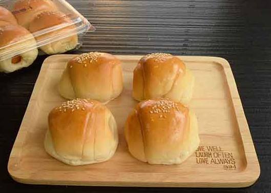 ขนมปังไส้กรอกหมู(X4)
