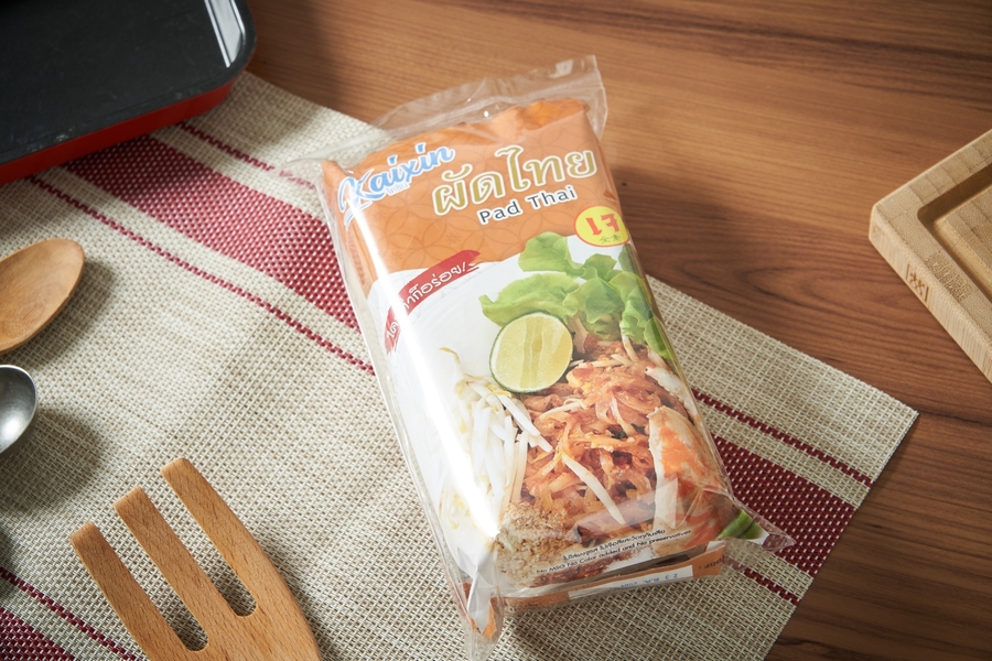 เส้นผัดไทยแบบกึ่งสำเร็จรูป พร้อมปรุง Ready to Cook เส้นก๋วยเตี๋ยวผัดไทยจากปักธงชัย เสน่ห์เส้นเหนียวนุ่ม มากับน้ำซอสปรุงสำเร็จในแบบเฉพาะ