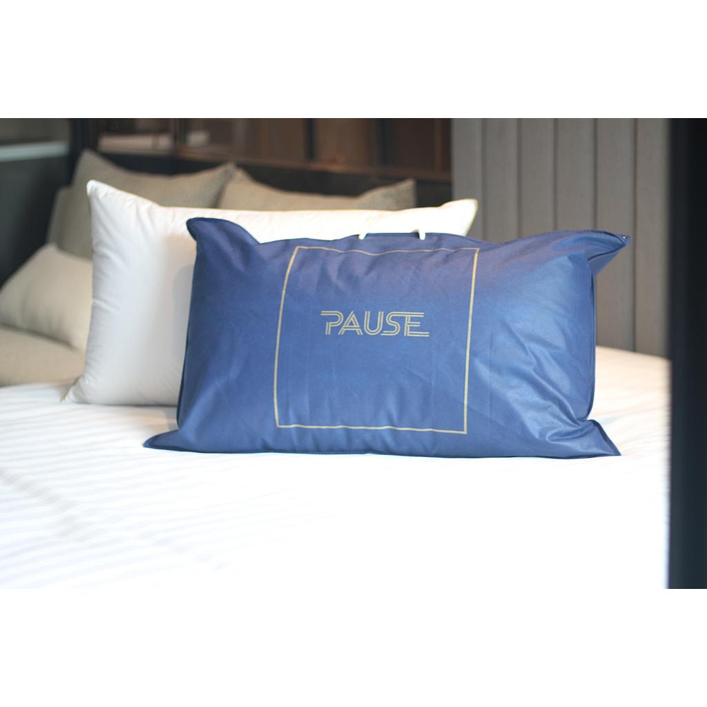 PAUSE Down Pillow ผลิตภัณฑ์หมอนขนเป็ดแท้ 100% หมอนสุขภาพ เหมาะกับทุกสรีระ รองรับศีรษะ และคอ ทุกการเคลื่อนไหวขณะนอนหลับ  ผลิตจากขนอ่อนเป็ดส่วนที่นุ่นที่สุด พร้อมปลอดหมอนที่ผลิตจากผ้า Cotton 100% 280 เส้น ที่ให้ผิวสัมผัสที่นุ่ม ลื่น ไม่ระคายเคืองกับผิวหน้า น้ำหนักสินค้า 1,150 กรัม/ใบ ขนาด 20*30 นิ้ว