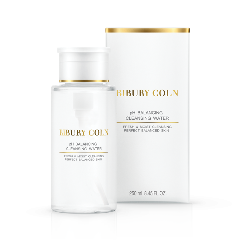 Bibury Coln -pH Balancing Cleansing Water  250ml. ผลิตภัณฑ์ทำความสะอาดผิวหน้าสูตรน้ำที่อ่อนโยน ให้คุณเช็ดเครื่องสำอางได้หมดจดเกลี้ยงเกลา
ทำความสะอาดผิวล้ำลึก ด้วยสารทำความสะอาดจากธรรมชาติ ไม่หลงเหลือสารตกค้าง และไม่ทิ้งความเหนอะหนะไว้บนใบหน้า
ในขณะเดียวกันสูตรปรับสมดุลพีเอชก็จะช่วยเต็มเติมความชุ่มชื้นที่หายไป ไม่ทำให้ผิวแห้ง ผิวของคุณจะรู้สึกสดชื่น อ่อนนุ่ม ผิวดูมีสุขภาพดีจากภายใน
ปกป้องผิวจากอนุมูลอิสระ ช่วยรักษาความชุ่มชื้นและความเรียบเนียนของผิว
หัวกดแบบปั๊ม ใช้งานง่าย
ไม่เหมาะสำหรับล้างเครื่องสำอางกันน้ำ เช่น มาสคาร่า หรือ อายไลเนอร์**