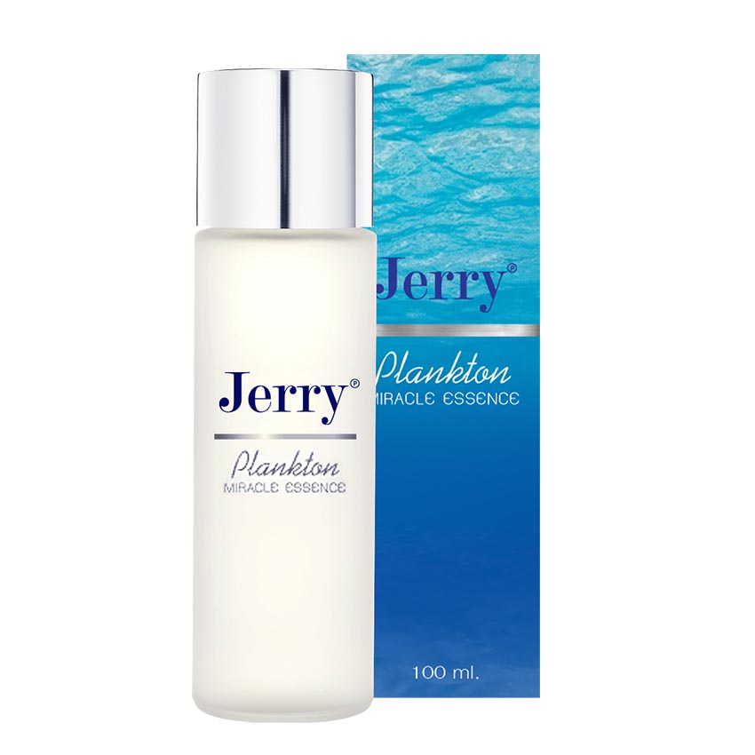 Jerry Plankton Miracle Essence
เอสเซ้นส์สูตรใหม่ล่าสุด ประสิทธิภาพสูง เข้นข้นด้วย Life Plankton ที่มีคุณสมบัติช่วยซ่อมแซมและบำรุงผิวถึงระดับเซลล์ และสารสกัดคุณภาพสูงที่จะช่วยแก้ปัญหาผิวของคุณได้อย่างมีประสิทธิภาพ อ่อนโยนต่อผิว เนื้อสัมผัสบางเบา ไม่เหนียวเหนอะหนะ ฟื้นบำรุงผิวที่หมองคล้ำ ขาดความชุ่มชื้น จุดด่างดำต่างๆ ให้กลับมาดูอ่อนเยาว์ สวยสุขภาพดีขึ้นอย่างเป็นธรรมชาติ
คุณสมบัติ
- ช่วยฟื้นฟูผิวให้มีความยืดหยุ่น
- ช่วยกักเก็บความชุ่มชื้นให้แก่ผิว ทำให้ผิวดูอิ่มน้ำ
- ช่วยผลัดเซลล์ผิวเก่าอย่างอ่อนโยน 
- ทำให้ผิวสว่างกระจ่างใสขึ้น
- ช่วยลดเลือนริ้วรอย จุดด่างดำต่างๆให้จางลง
- บำรุงให้ผิวเต่งตึง กระชับ เรียบเนียน รูขุมขนดูเล็กลง
- ช่วยปรับสมดุลให้ผิวแข็งแรงขึ้น