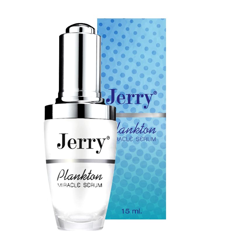 Jerry Plankton Miracle Serum
เซรั่มเข้มข้น นวัตกรรมล่าสุด  ให้ผิวเรียบเนียน อิ่มน้ำ กระจ่างใส ย้อนอายุผิว ด้วย Life Plankton 
 มีส่วนผสมเป็นอาหารผิวที่ช่วยเสริมความแข็งแรงแก่ชั้นผิวพร้อมสารสกัดธรรมชาติอีก 14 ชนิดซึ่งเป็นส่วนผสมที่ช่วยลดการะคายเคืองผิว ต้านอนุมูลอิสระ ยกกระชับผิว 
ช่วยผลัดเซลล์ผิวเก่าเผยผิวใหม่ที่กระจ่างใส เสริมการปกป้องผิวตามธรรมชาติ และ “ไฮยาลูรอนิคแอซิด” สารสำคัญที่มีคุณสมบัติกักเก็บความชุ่มชื่นสู่ผิว ลดเลือนริ้วรอย เติมเต็มผิว
คุณสมบัติ
ช่วยให้ผิวขาวกระจ่างใส เปล่งปลั่ง 
ช่วยกักเก็บความชุ่มชื้นให้แก่ผิว
ช่วยทำให้ผิวกระชับ
ลดการอักเสบและการระคายเคืองของผิว
ทำให้ผิวดูอ่อนเยาว์
ลดริ้วรอย ฝ้า กระ จุดด่างดำ กระชับรูขุมขน
ฟื้นฟูเซลล์ผิวให้กลับมาแข็งแรง