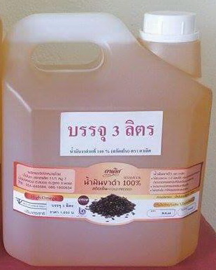 น้ำมันงาดำสกัดเย็นบรรจุแกลอนขนาด 3ลิตร

Sesame Oil น้ำมันงาแบบสกัดเย็น

ต่างจากน้ำมันงาธรรมดาที่ใช้ทำกับข้าวตรงไหน ก็ตรงที่คุณค่ามันอยู่ครบถ้วนในปริมาณที่มากกว่าค่ะ (เหมือนน้ำมันมะพร้าวสกัดเย็น น้ำมันรำข้าวและน้ำมันอื่นๆ) และกลิ่นเจือจางกว่าน้ำมันงาแบบที่ใช้ทำกับข้าวเยอะค่ะ

น้ำมันงาดำอุดมไปด้วยวิตามิน และไม่ผ่านกระบวนการทางเคมี ซึ่งจะทำให้คุณค่าและประโยชน์ต่าง ๆ ยังคงอยู่อย่างครบถัวน มีกลิ่นหอมเฉพาะตัวตามธรรมชาติ อุดมไปด้วยวิตามินต่าง ๆ มากมาย เหมาะสำหรับใช้ทาหรือนวดแก้ปวดเมื่อยตามข้อ ปวดกระดูก อัมพฤกษ์ อัมพาต และยังสามารถนำมาใช้นวดหน้าได้อีกด้วย สารที่ได้จากน้ำมันงาดำเป็นสารต้านอนุมูลอิสระ ช่วยบำรุงกล้ามเนื้อ ทำให้ไม่เหี่ยวย่นและดูอ่อนเยาว์ ลดความหยาบกร้านของผิวหนังได้เป็นอย่างดี สามารถใช้หมักผม ทำให้ผมมีน้ำหนักเป็นเงางามอย่างเป็นธรรมชาติ

ใช้รับประทานได้ และ พร้อมทั้งใช้บำรุงผิว ใช้เช็ดหน้าเพื่อทำความสะอาด เครื่องสำอางค์
ใช้ลูบไล้เส้นผมให้เงางาม นุ่มสลวย

ด้วยคุณสมบัติพิเศษ จากการสกัดน้ำมันงา ที่ผ่านกระบวนการบีบ โดยไม่ผ่านความร้อน ( Cold-pressed Sesame Oil ) ไม่ผ่านกระบวนการทางเคมี ( Virgin Oil )
ทำให้ได้น้ำมันงาบริสุทธิ์ มีวิตามินอี บริสุทธิ์ ช่วยต่อต้านอนุมูลอิสระ ซึ่งเกิดจากมลพิษในสิ่งแวดล้อม มากยิ่งขึ้น

ด้วยอนุภาคขนาดโมเลกุลที่เล็ก จึงทำให้ถูกดูดซึมเข้าไปในร่างกายได้ง่าย ทำให้ผิวอ่อนนุ่ม ไม่เหนียวเนอะหนะ เส้นผมจะสลวย ดกดำ เป็นเงางาม
วิตามินอี ในน้ำมันงาจะช่วยลดปริมาณการสูญเสียโปรตีนของเส้นผม