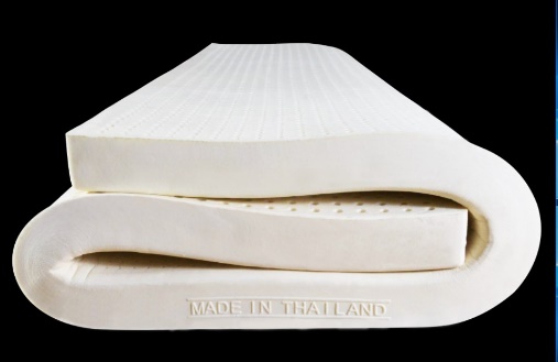 ที่นอนยางพารา แท้ธรรมชาติ เต็มผืน เพื่อสุขภาพ (original Latex Mattress) ขนาด 5*200*200
•	ผ่านกระบวนการผลิตมาตรฐานจากโรงงาน มีใบรับรองมาตรฐาน จึงเป็นที่นอนยางพาราแท้ทั้งก้อน ไม่มีเศษยางอัดผสม
•	ใช้ระบบฉีดไม่ใช่ระบบอัด เป็นน้ำยางพาราแท้ 100 คุณภาพการผลิตสูง
•	น้ำยางพาราแท้จากภาคใต้ ไม่ใช่น้ำยางของประเทศเพื่อนบ้านแต่อย่างใด คุณภาพจึงสูงกว่าท้องตลาดทั่วไป
•	ผลิตใหม่บล็อกต่อบล็อก ไม่มีการนำยางแท่งผืนใหญ่ๆ หนาๆ มาแบ่งตัดตามขนาดขายให้ลูกค้า
•	มีการควบคุมคุณภาพ การผลิตตลอดกระบวนการผลิต
•	มีรูกลมระบายอากาศด้วยรูปแบบโครงสร้างแบบรวงผึ้งรองรับสรีระ 7 จุดสำคัญ ของร่างกาย ช่วยจัดเรียงกระดูก นอนสบายตัว ผ่อนคลาย มีความยืดหยุ่นสูงโครงสร้างของกระดูกสันหลังจึงอยู่ในแนวเส้นตรงทุกท่วงท่าของการนอน
•	ช่วยกระจายแรงกดทับของอวัยวะลดอาการปวดหลัง ไหล่และต้นคอทำให้นอนหลับสนิท ช่วยให้เลือดไหลเวียนได้ดี ช่วยให้ผ่อนคลายกล้ามเนื้อ ไม่ทำให้ปวดหลัง
•	คุณสมบัติที่ดีอีกอย่างหนึ่งของที่นอนยางพาราคือเวลาพลิกหรือขยับตัวจะไม่ทำให้เกิดเสียงดังจึงไม่รบกวนคู่นอนเวลานอนพลิกตัว
•	ลดอาการปวดเมื่อยตัวได้ดี ทำให้เวลานอนจะรู้สึกสบายตัว ผ่อนคลาย ไม่เก็บความร้อน
•	ทนทานอย่างมาก ยืดหยุ่น มีแรงสปริงโอบอุ้มร่างกาย ปลอดสารพิษ ในกระบวนการผลิต ไม่ชื่น ไม่ก่อให้เกิดแบคทีเรีย ปลอดจากสารก่อภูมิแพ้ และไรฝุ่น
•	ที่นอนจึงเย็นสบายไม่สะสมความร้อน
•	มีอายุการใช้งานยาวนานนับ 10 ปี คุ้มค่าแน่นอน
•	คงความหนาแน่นของโฟมยางแม้อุณภูมิห้องเปลี่ยนแปลง ไม่เหมือนที่นอน MEMORY FORM ที่จะเปลี่ยนแปลงความหนาแน่นไปตามอุณภูมิสัมผัส
•	มีความนุ่มแน่นปานกลาง ระดับ Density 85 ให้ความรู้สึก นุ่มผิว แต่ยืดหยุ่นทั่วทั้งแผ่น ไม่นิ่มเละ หรือ แข็งเกินไป
      ด้วยโครงสร้างรังผึ้งที่มีความหนาแน่นและความยืดหยุ่นสูงแบ่งพื้นที่ออกเป็น 7 ส่วนเพื่อการนอนหลับอย่างสมบูรณ์รองรับน้ำหนักตัวตามสรีระศาสตร์ (Nature Posture) ไม่ก่อให้เกิดอาการปวดหลังจากการกดทับของร่างกาย