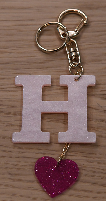พวงกุญแจอะคริลิกใหญ่ตัวอักษร H