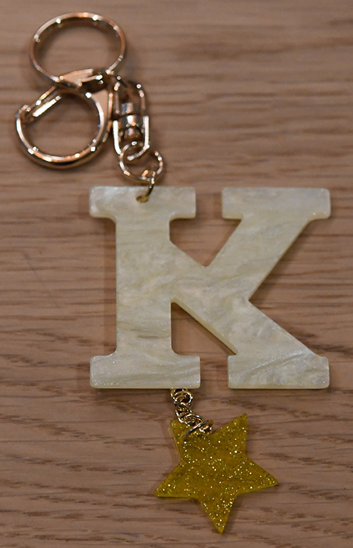 พวงกุญแจอะคริลิกใหญ่ตัวอักษร K