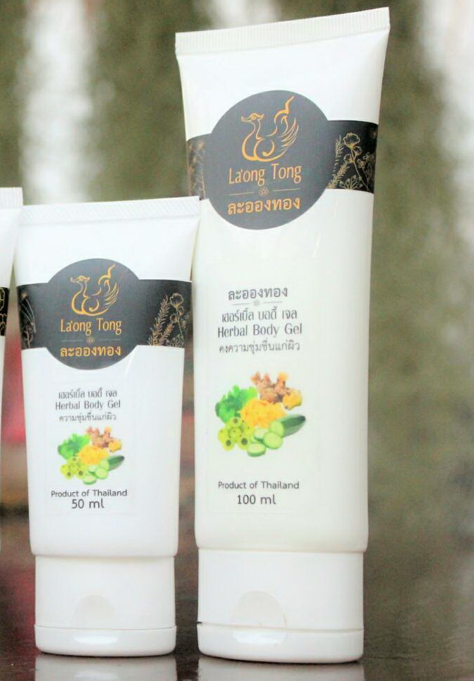  เฮอร์เบิ้ล บอดี้เจล   Herbal Body Gel (Day &amp; Night)
 ใช้ได้กับทุกสภาพผิว เนื้อเจลซึมซาบเร็ว ไม่เหนอะหนะ โดยเฉพาะ ผิวมัน ลดอาการแพ้ ระคายเคือง และ ผดผื่นคัน หลังจากถูกแสงแดดเป็นเวลานาน
ลดระคายเคือง ผิวนุ่มชุ่มชื่น
เลขจดแจ้ง  10-1-6100061918
สารสำคัญ
สารสกัด แตงกวา มะขามป้อม ใบบัวบก มังคุด ไพล
ขนาด 100 g ราคา 490 บาท