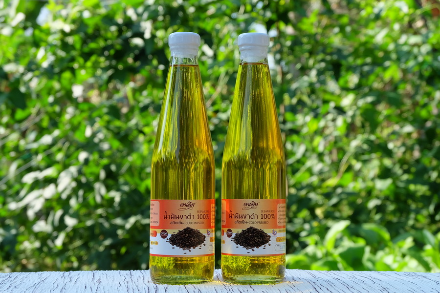 Sesame Oil น้ำมันงาแบบสกัดเย็น
ต่างจากน้ำมันงาธรรมดาที่ใช้ทำกับข้าวตรงไหน ก็ตรงที่คุณค่ามันอยู่ครบถ้วนในปริมาณที่มากกว่าค่ะ (เหมือนน้ำมันมะพร้าวสกัดเย็น น้ำมันรำข้าวและน้ำมันอื่นๆ) และกลิ่นเจือจางกว่าน้ำมันงาแบบที่ใช้ทำกับข้าวเยอะค่ะ

น้ำมันงาดำอุดมไปด้วยวิตามิน และไม่ผ่านกระบวนการทางเคมี ซึ่งจะทำให้คุณค่าและประโยชน์ต่าง ๆ ยังคงอยู่อย่างครบถัวน มีกลิ่นหอมเฉพาะตัวตามธรรมชาติ อุดมไปด้วยวิตามินต่าง ๆ มากมาย เหมาะสำหรับใช้ทาหรือนวดแก้ปวดเมื่อยตามข้อ ปวดกระดูก อัมพฤกษ์ อัมพาต และยังสามารถนำมาใช้นวดหน้าได้อีกด้วย สารที่ได้จากน้ำมันงาดำเป็นสารต้านอนุมูลอิสระ ช่วยบำรุงกล้ามเนื้อ ทำให้ไม่เหี่ยวย่นและดูอ่อนเยาว์ ลดความหยาบกร้านของผิวหนังได้เป็นอย่างดี สามารถใช้หมักผม ทำให้ผมมีน้ำหนักเป็นเงางามอย่างเป็นธรรมชาติ

ใช้รับประทานได้ และ พร้อมทั้งใช้บำรุงผิว ใช้เช็ดหน้าเพื่อทำความสะอาด เครื่องสำอางค์
ใช้ลูบไล้เส้นผมให้เงางาม นุ่มสลวย

ด้วยคุณสมบัติพิเศษ จากการสกัดน้ำมันงา ที่ผ่านกระบวนการบีบ โดยไม่ผ่านความร้อน ( Cold-pressed Sesame Oil ) ไม่ผ่านกระบวนการทางเคมี ( Virgin Oil )
ทำให้ได้น้ำมันงาบริสุทธิ์ มีวิตามินอี บริสุทธิ์ ช่วยต่อต้านอนุมูลอิสระ ซึ่งเกิดจากมลพิษในสิ่งแวดล้อม มากยิ่งขึ้น

ด้วยอนุภาคขนาดโมเลกุลที่เล็ก จึงทำให้ถูกดูดซึมเข้าไปในร่างกายได้ง่าย ทำให้ผิวอ่อนนุ่ม ไม่เหนียวเนอะหนะ เส้นผมจะสลวย ดกดำ เป็นเงางาม
วิตามินอี ในน้ำมันงาจะช่วยลดปริมาณการสูญเสียโปรตีนของเส้นผม