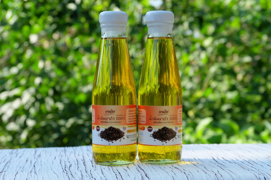 Sesame Oil น้ำมันงาแบบสกัดเย็น
ต่างจากน้ำมันงาธรรมดาที่ใช้ทำกับข้าวตรงไหน ก็ตรงที่คุณค่ามันอยู่ครบถ้วนในปริมาณที่มากกว่าค่ะ (เหมือนน้ำมันมะพร้าวสกัดเย็น น้ำมันรำข้าวและน้ำมันอื่นๆ) และกลิ่นเจือจางกว่าน้ำมันงาแบบที่ใช้ทำกับข้าวเยอะค่ะ

น้ำมันงาดำอุดมไปด้วยวิตามิน และไม่ผ่านกระบวนการทางเคมี ซึ่งจะทำให้คุณค่าและประโยชน์ต่าง ๆ ยังคงอยู่อย่างครบถัวน มีกลิ่นหอมเฉพาะตัวตามธรรมชาติ อุดมไปด้วยวิตามินต่าง ๆ มากมาย เหมาะสำหรับใช้ทาหรือนวดแก้ปวดเมื่อยตามข้อ ปวดกระดูก อัมพฤกษ์ อัมพาต และยังสามารถนำมาใช้นวดหน้าได้อีกด้วย สารที่ได้จากน้ำมันงาดำเป็นสารต้านอนุมูลอิสระ ช่วยบำรุงกล้ามเนื้อ ทำให้ไม่เหี่ยวย่นและดูอ่อนเยาว์ ลดความหยาบกร้านของผิวหนังได้เป็นอย่างดี สามารถใช้หมักผม ทำให้ผมมีน้ำหนักเป็นเงางามอย่างเป็นธรรมชาติ

ใช้รับประทานได้ และ พร้อมทั้งใช้บำรุงผิว ใช้เช็ดหน้าเพื่อทำความสะอาด เครื่องสำอางค์
ใช้ลูบไล้เส้นผมให้เงางาม นุ่มสลวย

ด้วยคุณสมบัติพิเศษ จากการสกัดน้ำมันงา ที่ผ่านกระบวนการบีบ โดยไม่ผ่านความร้อน ( Cold-pressed Sesame Oil ) ไม่ผ่านกระบวนการทางเคมี ( Virgin Oil )
ทำให้ได้น้ำมันงาบริสุทธิ์ มีวิตามินอี บริสุทธิ์ ช่วยต่อต้านอนุมูลอิสระ ซึ่งเกิดจากมลพิษในสิ่งแวดล้อม มากยิ่งขึ้น

ด้วยอนุภาคขนาดโมเลกุลที่เล็ก จึงทำให้ถูกดูดซึมเข้าไปในร่างกายได้ง่าย ทำให้ผิวอ่อนนุ่ม ไม่เหนียวเนอะหนะ เส้นผมจะสลวย ดกดำ เป็นเงางาม
วิตามินอี ในน้ำมันงาจะช่วยลดปริมาณการสูญเสียโปรตีนของเส้นผม