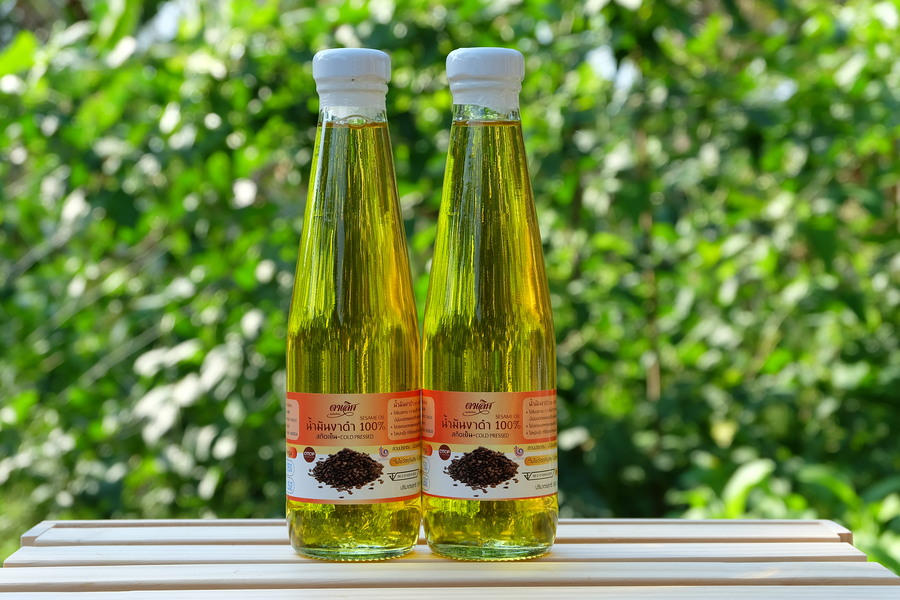 Sesame Oil น้ำมันงาแบบสกัดเย็น
ต่างจากน้ำมันงาธรรมดาที่ใช้ทำกับข้าวตรงไหน ก็ตรงที่คุณค่ามันอยู่ครบถ้วนในปริมาณที่มากกว่าค่ะ (เหมือนน้ำมันมะพร้าวสกัดเย็น น้ำมันรำข้าวและน้ำมันอื่นๆ) และกลิ่นเจือจางกว่าน้ำมันงาแบบที่ใช้ทำกับข้าวเยอะค่ะ

น้ำมันงาดำอุดมไปด้วยวิตามิน และไม่ผ่านกระบวนการทางเคมี ซึ่งจะทำให้คุณค่าและประโยชน์ต่าง ๆ ยังคงอยู่อย่างครบถัวน มีกลิ่นหอมเฉพาะตัวตามธรรมชาติ อุดมไปด้วยวิตามินต่าง ๆ มากมาย เหมาะสำหรับใช้ทาหรือนวดแก้ปวดเมื่อยตามข้อ ปวดกระดูก อัมพฤกษ์ อัมพาต และยังสามารถนำมาใช้นวดหน้าได้อีกด้วย สารที่ได้จากน้ำมันงาดำเป็นสารต้านอนุมูลอิสระ ช่วยบำรุงกล้ามเนื้อ ทำให้ไม่เหี่ยวย่นและดูอ่อนเยาว์ ลดความหยาบกร้านของผิวหนังได้เป็นอย่างดี สามารถใช้หมักผม ทำให้ผมมีน้ำหนักเป็นเงางามอย่างเป็นธรรมชาติ

ใช้รับประทานได้ และ พร้อมทั้งใช้บำรุงผิว ใช้เช็ดหน้าเพื่อทำความสะอาด เครื่องสำอางค์
ใช้ลูบไล้เส้นผมให้เงางาม นุ่มสลวย

ด้วยคุณสมบัติพิเศษ จากการสกัดน้ำมันงา ที่ผ่านกระบวนการบีบ โดยไม่ผ่านความร้อน ( Cold-pressed Sesame Oil ) ไม่ผ่านกระบวนการทางเคมี ( Virgin Oil )
ทำให้ได้น้ำมันงาบริสุทธิ์ มีวิตามินอี บริสุทธิ์ ช่วยต่อต้านอนุมูลอิสระ ซึ่งเกิดจากมลพิษในสิ่งแวดล้อม มากยิ่งขึ้น

ด้วยอนุภาคขนาดโมเลกุลที่เล็ก จึงทำให้ถูกดูดซึมเข้าไปในร่างกายได้ง่าย ทำให้ผิวอ่อนนุ่ม ไม่เหนียวเนอะหนะ เส้นผมจะสลวย ดกดำ เป็นเงางาม
วิตามินอี ในน้ำมันงาจะช่วยลดปริมาณการสูญเสียโปรตีนของเส้นผม