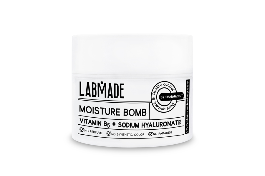 LABMADE MOISTURE BOMB
แลบเมด มอยซ์เจอร์ บอมบ์
ผลิตภัณฑ์บำรุงผิวหน้า
ครีมสูตรเข้มข้นพิเศษ ระเบิดพลังเพิ่มความชุ่มชื้น อุดมด้วยคุณค่าของวิตามินบี 5 และโซเดียม ไฮยาลูโรเนท ช่วยคงความชุ่มชื้นให้ผิวคุณ โดยไม่ทำให้ผิวเหนอะหนะ จึงทำให้ไม่รู้สึกรำคาญในระหว่างวัน พร้อมมอบความเนียนนุ่มให้กับผิวคุณตั้งแต่การทาครั้งแรก ครีมปราศจากแอลกอฮอล์, น้ำหอม, พาราเบน และสีสังเคราะห์ จึงลดความเสี่ยงในการเกิดอาการแพ้ เหมาะสำหรับผู้มีปัญหาผิวแห้ง ผู้ที่ออกกิจกรรมที่ทำให้ผิวสูญเสียน้ำ เช่น ออกแดด สัมผัสอากาศร้อน เป็นต้น