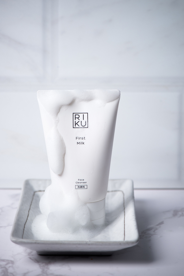 RIKU First Milk Face Cleanser โฟมน้ำนมแรกบริสุทธิ์ ที่ช่วยทำความสะอาดผิวหน้าอย่างอ่อนโยน ช่วยบำรุงผิวหน้าให้ขาวเนียนกระจ่างใส มีสุขภาพดี พร้อมคืนความชุ่มชื้นให้ผิวหน้าไม่แห้งตึง 