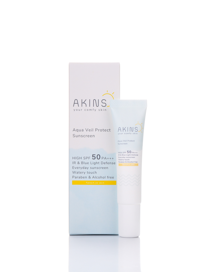 กันแดดสูตรน้ำ ปกป้อง คุมมัน สบายผิว (Non – Chemical Sunscreen เพื่อผิวแพ้ง่าย)  
ปราศจาก: แอลกอฮอล์ สีสังเคราะห์ ซิลิโคน พาราเบน สเตียรอยด์  และน้ำมัน สาเหตุหลักของการอุดตัน 
ปกป้องผิวแบบเหนือชั้นจากรังสี UVA, UVB และรังสีอินฟาเรด อันก่อให้เกิดริ้วรอย 
ไปอีกขั้นกับการผสานเทคโนโลยีปกป้อง แสงสีฟ้า หรือ High Energy Visible Light (HEV) จากหลอดไฟ จอคอมพิวเตอร์ มือถือ Tablet จึงไม่ทำให้ผิวคล้ำเสีย อีกทั้งยังสามารถปกป้องผิวจากผลภาวะ ด้วยพลังจากเซลล์ต้นกำเนิดของกุหลาบที่ทำการเพาะปลูกบนเทือกเขาแอลป์อีกด้วย เมื่อใช้ติดต่อกัน จะสามารถผิวกระจ่างใสขึ้น อย่างสุขภาพดี  (ใช้ได้กับเด็ก 3 ปีขึ้นไป)
