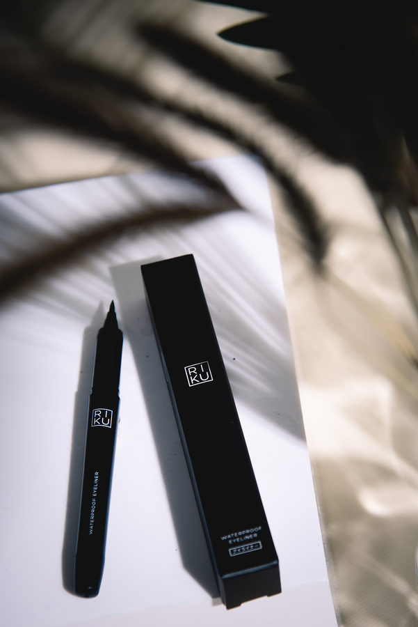 RIKU WATERPROOF EYELINER อายไลเนอร์เนื้อฟิล์มที่มาในรูปแบบปากกา ให้สีเด่นชัด ควบคุมทิศทางได้ง่าย ติดทนนานตลอดทั้งวัน กันน้ำ กันเหงื่อ หนังตามันแค่ไหนก็เอาอยู่
