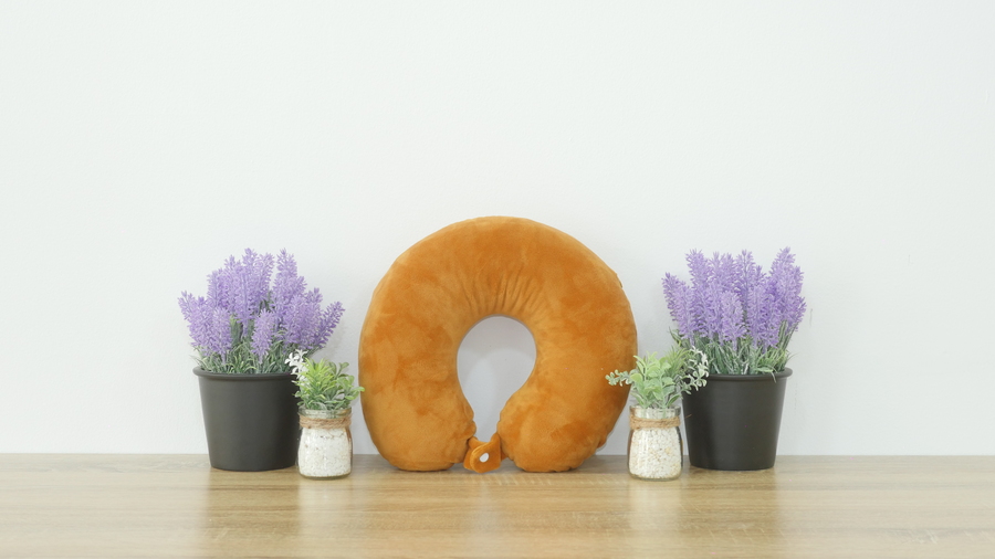 รุ่น  Natural Neck Pillowหมอนรองคอโค้งยางพาราแท้ พกพาง่าย เป็นเพื่อนคู่กายใช้หนุนนอนเวลาเดินทางไกลสะดวกสบายช่วยดูแลคอและศรีษะของคุณได้ตลอดการเดินทาง มีความนุ่มแน่นปานกลาง ให้ความรู้สึก นุ่มผิว ตัวเนื้อยางพารามีรูกลมระบายอากาศ
