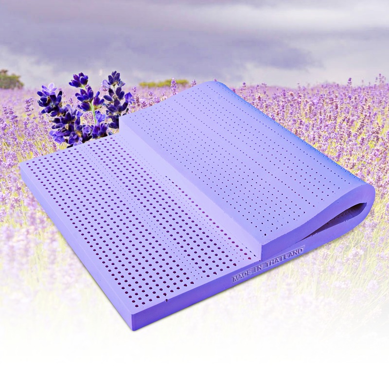 นอนยางพาราลาเวนเดอร์ แท้ธรรมชาติ เต็มผืน เพื่อสุขภาพ (Lavender Latex Mattress) ขนาด 2x180x200
•	กลิ่นลาเวนเดอร์ ช่วยระบบประสาท  ลดความดันโลหิต อัตราการเต้นหัวใจและอุณหภูมิผิว ทำให้นอนหลับสบาย
•	ผ่านกระบวนการผลิตมาตรฐานจากโรงงาน มีใบรับรองมาตรฐาน จึงเป็นที่นอนยางพาราแท้ทั้งก้อน ไม่มีเศษยางอัดผสม
•	ใช้ระบบฉีดไม่ใช่ระบบอัด เป็นน้ำยางพาราแท้ 100 คุณภาพการผลิตสูง
•	น้ำยางพาราแท้จากภาคใต้ ไม่ใช่น้ำยางของประเทศเพื่อนบ้านแต่อย่างใด คุณภาพจึงสูงกว่าท้องตลาดทั่วไป
•	ผลิตใหม่บล็อกต่อบล็อก ไม่มีการนำยางแท่งผืนใหญ่ๆ หนาๆ มาแบ่งตัดตามขนาดขายให้ลูกค้า
•	มีการควบคุมคุณภาพ การผลิตตลอดกระบวนการผลิต
•	มีรูกลมระบายอากาศด้วยรูปแบบโครงสร้างแบบรวงผึ้งรองรับสรีระ 7 จุดสำคัญ ของร่างกาย ช่วยจัดเรียงกระดูก นอนสบายตัว ผ่อนคลาย มีความยืดหยุ่นสูงโครงสร้างของกระดูกสันหลังจึงอยู่ในแนวเส้นตรงทุกท่วงท่าของการนอน
•	ช่วยกระจายแรงกดทับของอวัยวะลดอาการปวดหลัง ไหล่และต้นคอทำให้นอนหลับสนิท ช่วยให้เลือดไหลเวียนได้ดี ช่วยให้ผ่อนคลายกล้ามเนื้อ ไม่ทำให้ปวดหลัง
•	คุณสมบัติที่ดีอีกอย่างหนึ่งของที่นอนยางพาราคือเวลาพลิกหรือขยับตัวจะไม่ทำให้เกิดเสียงดังจึงไม่รบกวนคู่นอนเวลานอนพลิกตัว
•	ลดอาการปวดเมื่อยตัวได้ดี ทำให้เวลานอนจะรู้สึกสบายตัว ผ่อนคลาย ไม่เก็บความร้อน
•	ทนทานอย่างมาก ยืดหยุ่น มีแรงสปริงโอบอุ้มร่างกาย ปลอดสารพิษ ในกระบวนการผลิต ไม่ชื่น ไม่ก่อให้เกิดแบคทีเรีย ปลอดจากสารก่อภูมิแพ้ และไรฝุ่น
•	ที่นอนจึงเย็นสบายไม่สะสมความร้อน
•	มีอายุการใช้งานยาวนานนับ 10 ปี คุ้มค่าแน่นอน
•	คงความหนาแน่นของโฟมยางแม้อุณภูมิห้องเปลี่ยนแปลง ไม่เหมือนที่นอน MEMORY FORM ที่จะเปลี่ยนแปลงความหนาแน่นไปตามอุณภูมิสัมผัส
•	มีความนุ่มแน่นปานกลาง ระดับ Density 85 ให้ความรู้สึก นุ่มผิว แต่ยืดหยุ่นทั่วทั้งแผ่น ไม่นิ่มเละ หรือ แข็งเกินไป
      ด้วยโครงสร้างรังผึ้งที่มีความหนาแน่นและความยืดหยุ่นสูงแบ่งพื้นที่ออกเป็น 7 ส่วนเพื่อการนอนหลับอย่างสมบูรณ์รองรับน้ำหนักตัวตามสรีระศาสตร์ (Nature Posture) ไม่ก่อให้เกิดอาการปวดหลังจากการกดทับของร่างกาย